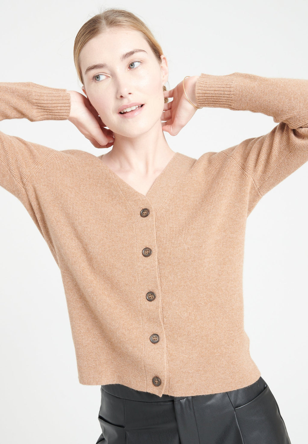 MIA 14 Camel cashmere V-neck cardigan with ribbed stitches