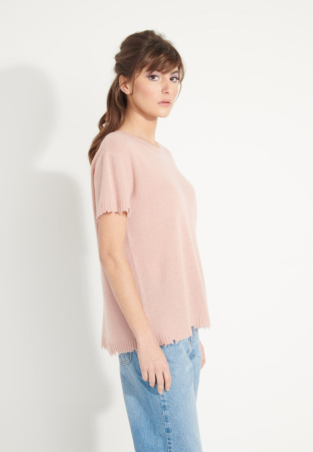 AVA 6 T-shirt in cashmere with round-neck, short sleeves and chiselled powder pink trim