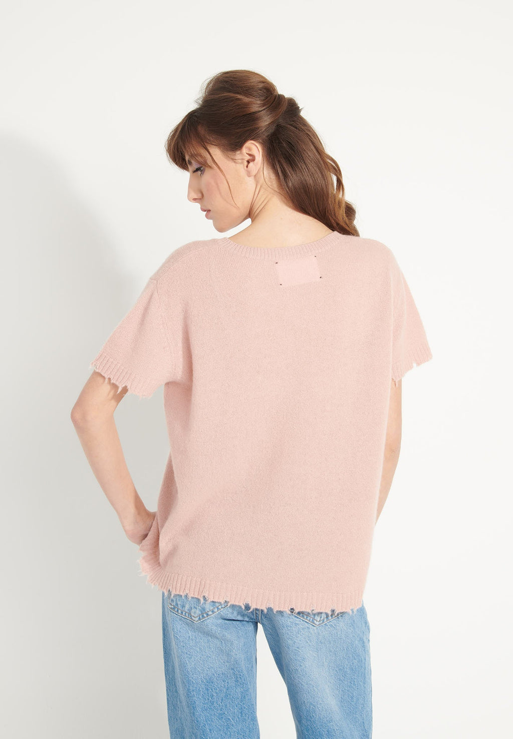 AVA 6 T-shirt in cashmere with round-neck, short sleeves and chiselled powder pink trim