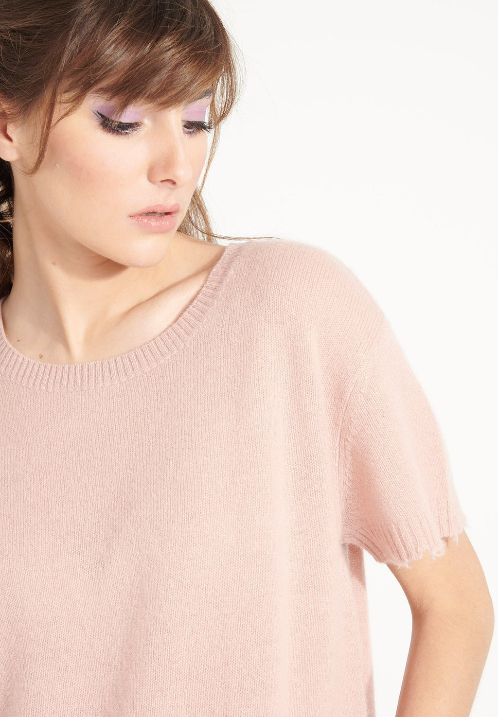 AVA 6 T-shirt in cashmere with round-neck, short sleeves and chiselled powder pink trim