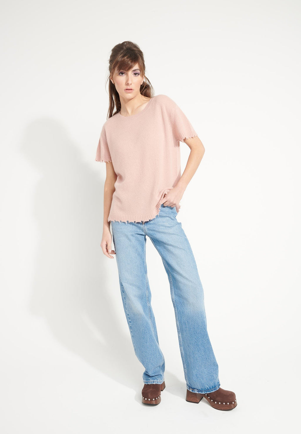 AVA 6 T-shirt in cashmere with round-neck, short sleeves and chiselled powder pink trim