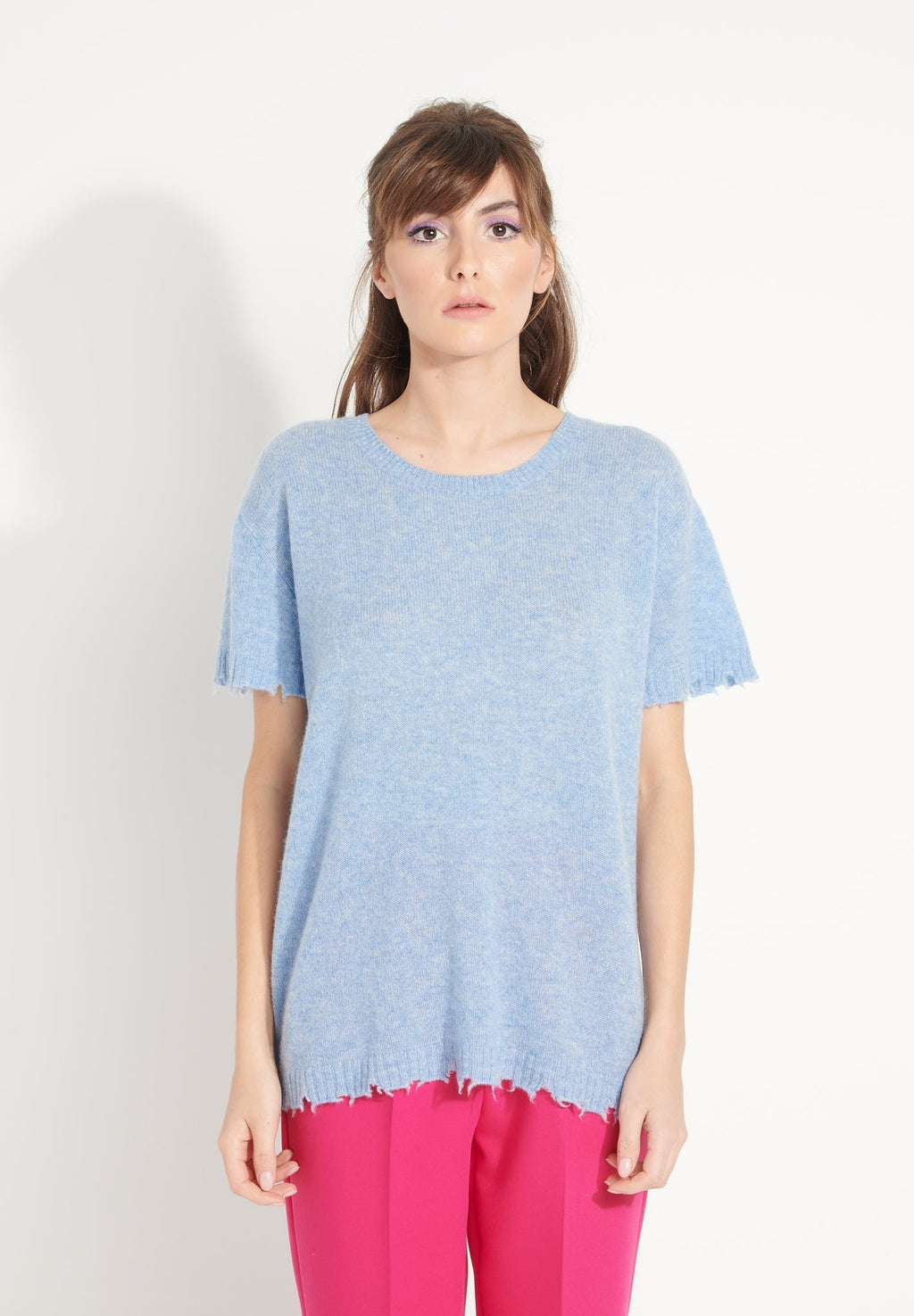 AVA 6 T-shirt in cashmere with round-neck, short sleeves and light blue chiselled trim