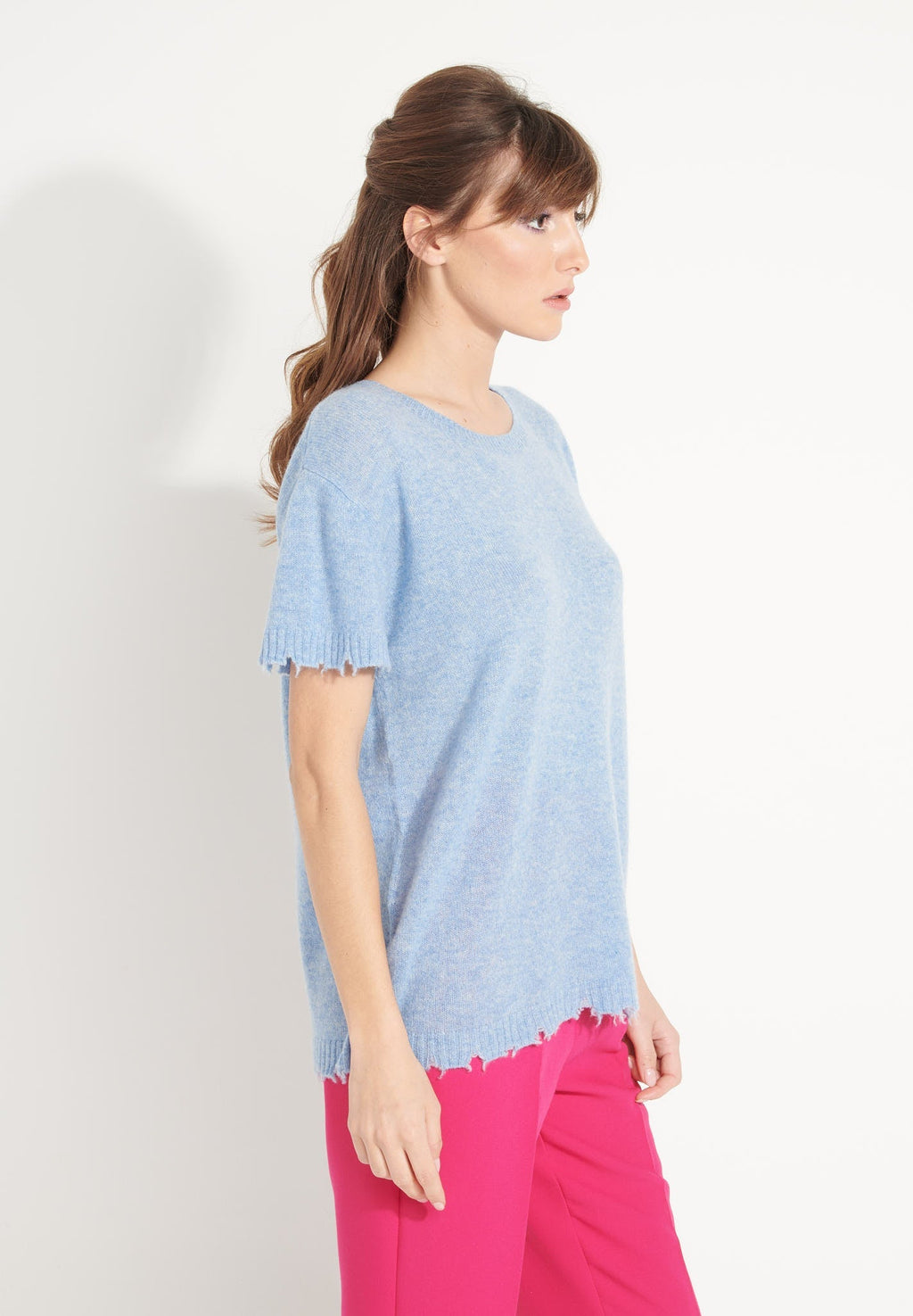 AVA 6 T-shirt in cashmere with round-neck, short sleeves and light blue chiselled trim