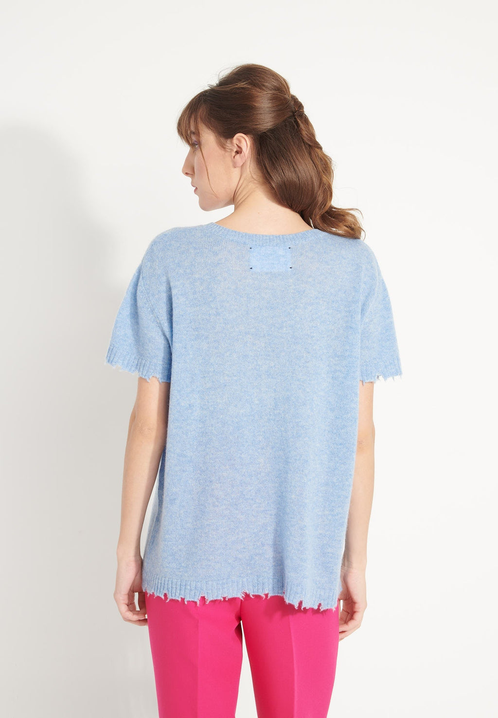 AVA 6 T-shirt in cashmere with round-neck, short sleeves and light blue chiselled trim