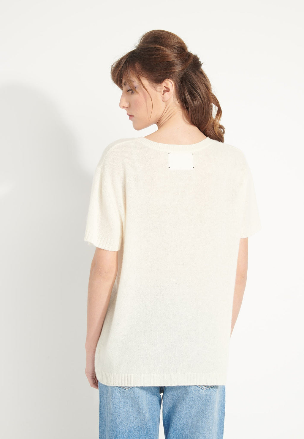 AVA 8 Short-sleeved round-neck cashmere T-shirt with "FLOWER CHILD" print in ecru white