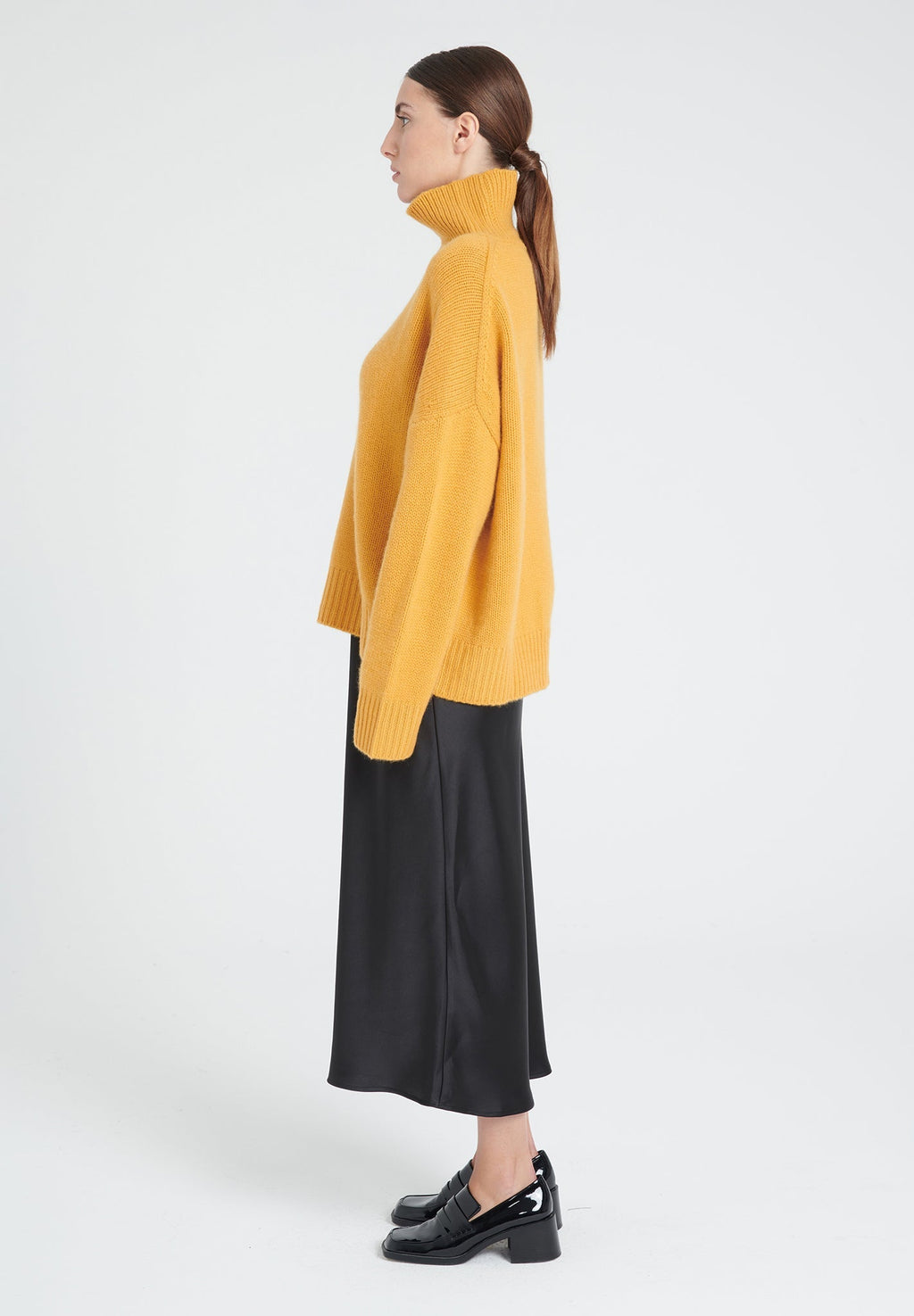 ZAYA 3 10-thread cashmere stand-up collar sweater in mustard yellow