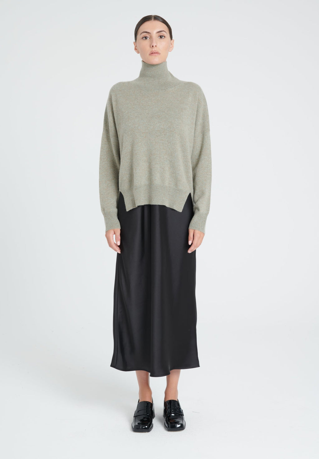 ZAYA 13 Oversized cashmere stand-up collar sweater in khaki