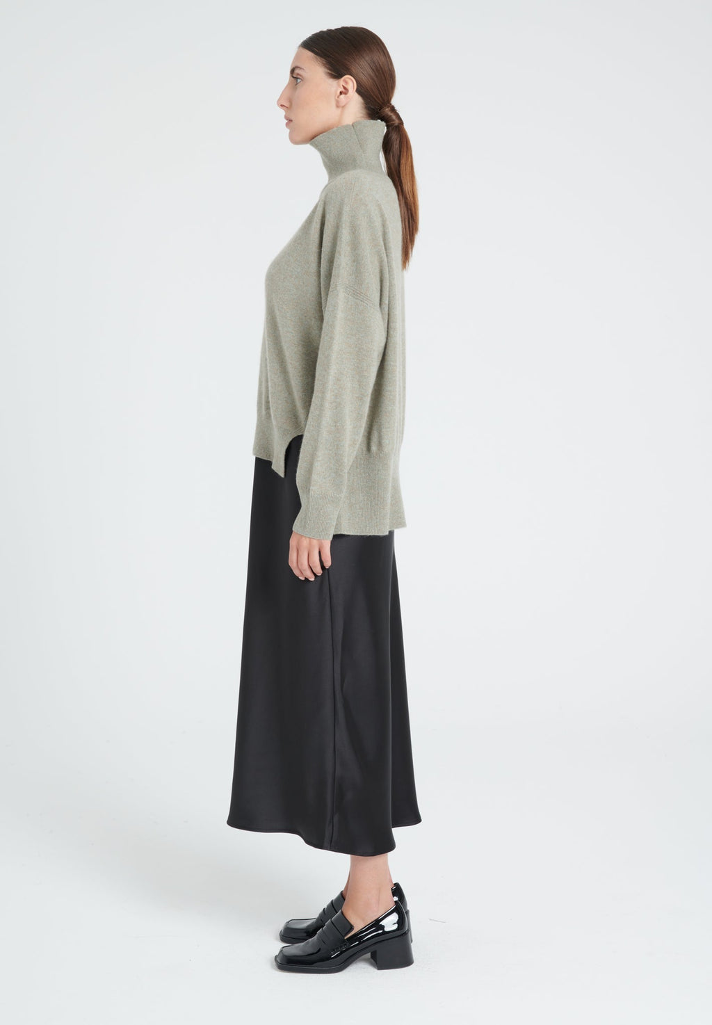 ZAYA 13 Oversized cashmere stand-up collar sweater in khaki