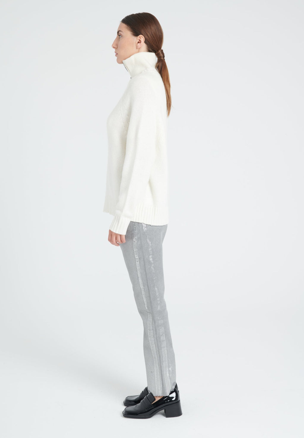 ZAYA 7 6 ply Round-neck cashmere sweater with raglan sleeves in off-white