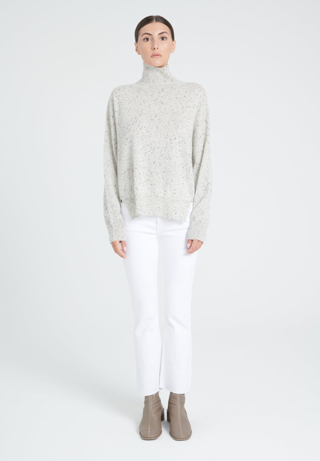 ZAYA 13 Oversized cashmere stand-up collar sweater in white