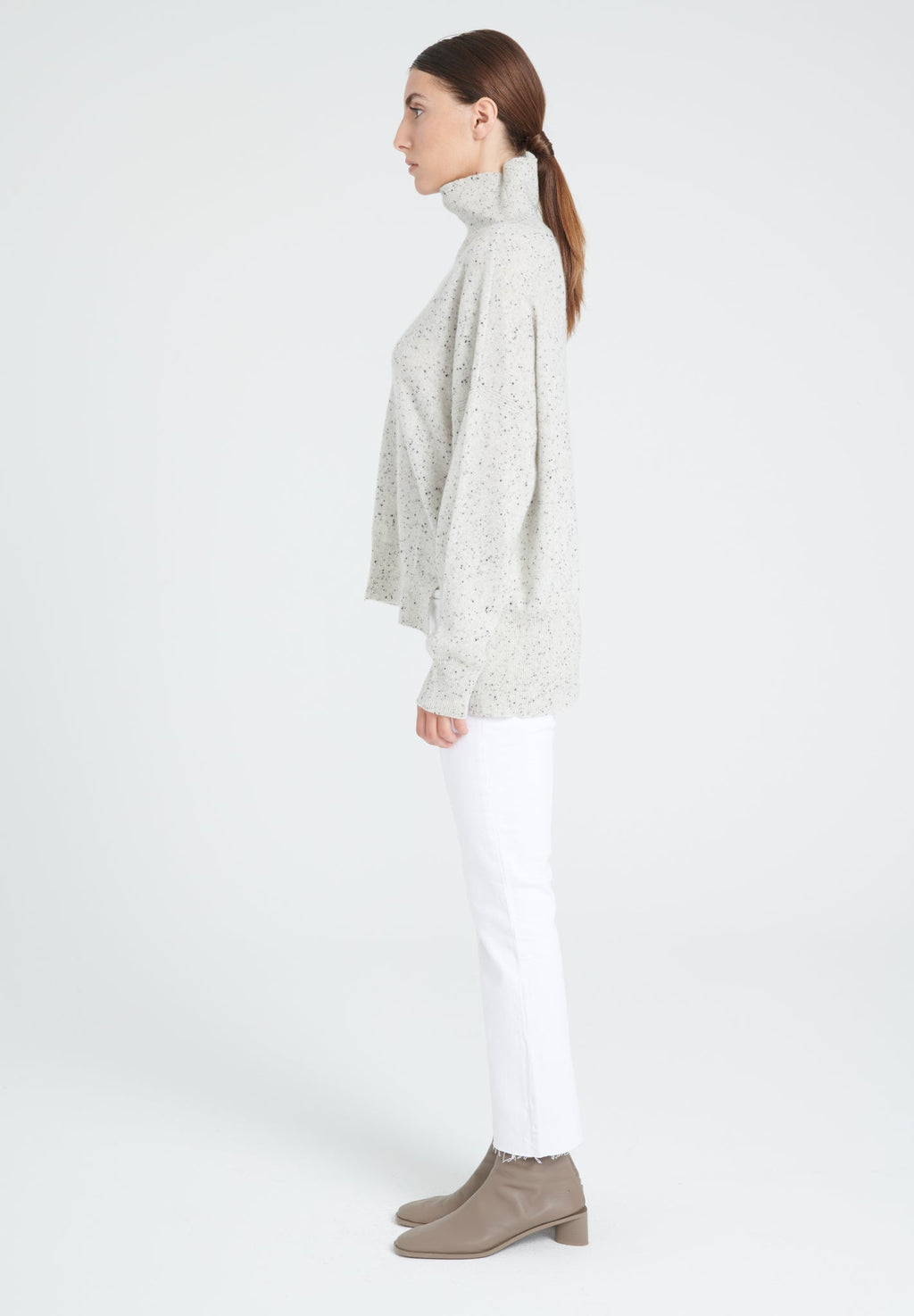 ZAYA 13 Oversized cashmere stand-up collar sweater in white