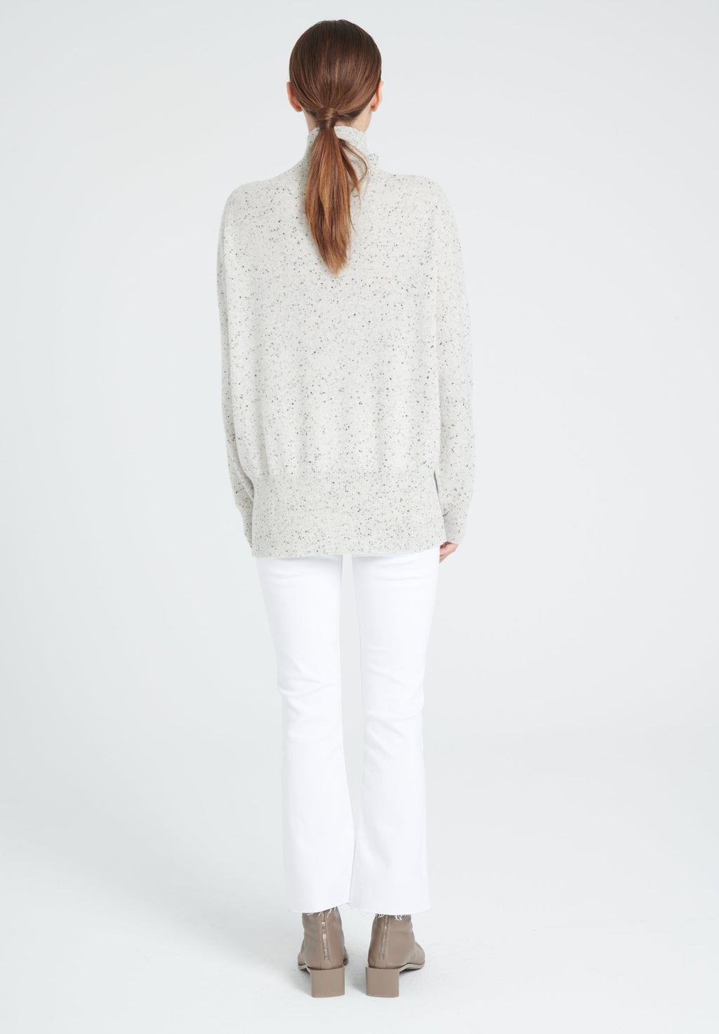 ZAYA 13 Oversized cashmere stand-up collar sweater in white