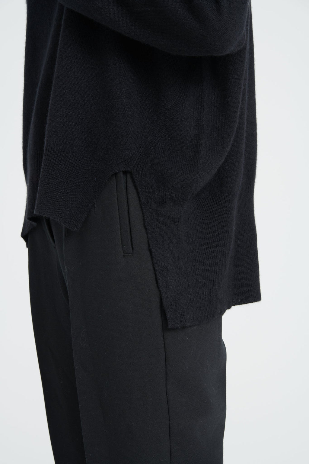 ZAYA 13 Oversized cashmere stand-up collar sweater in black