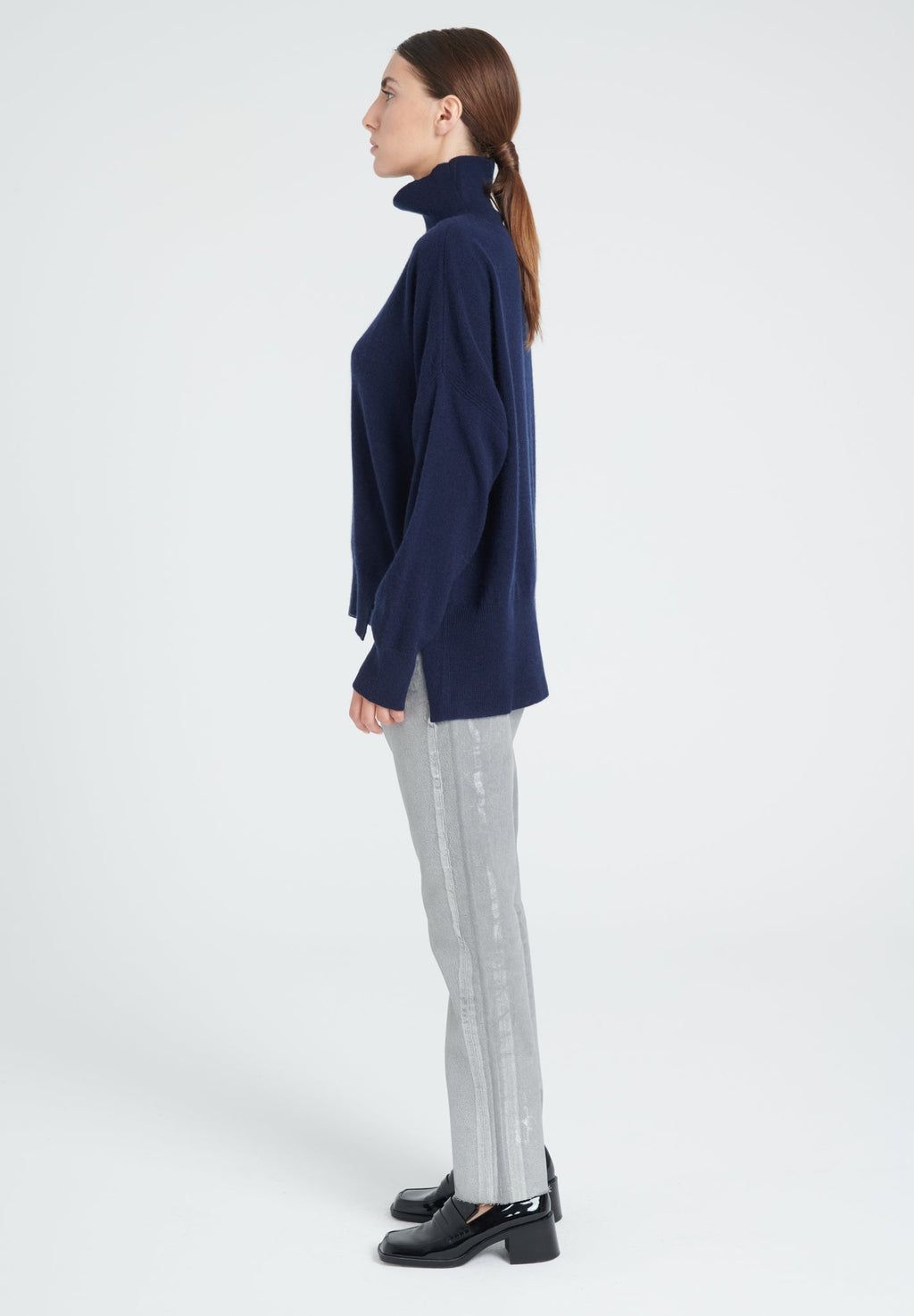 ZAYA 13 Oversized cashmere stand-up collar sweater in navy blue