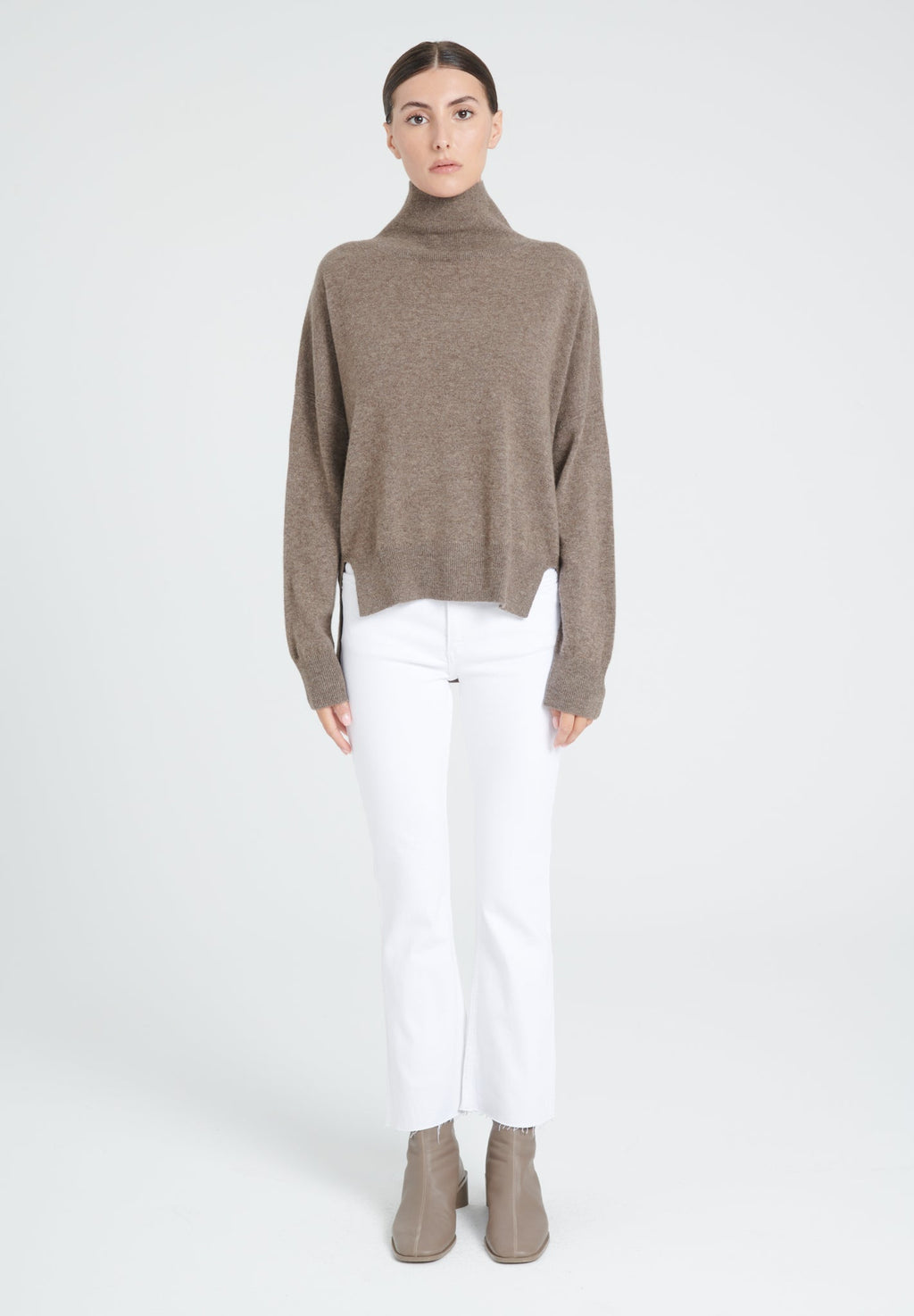 ZAYA 13 Oversized cashmere stand-up collar sweater in taupe