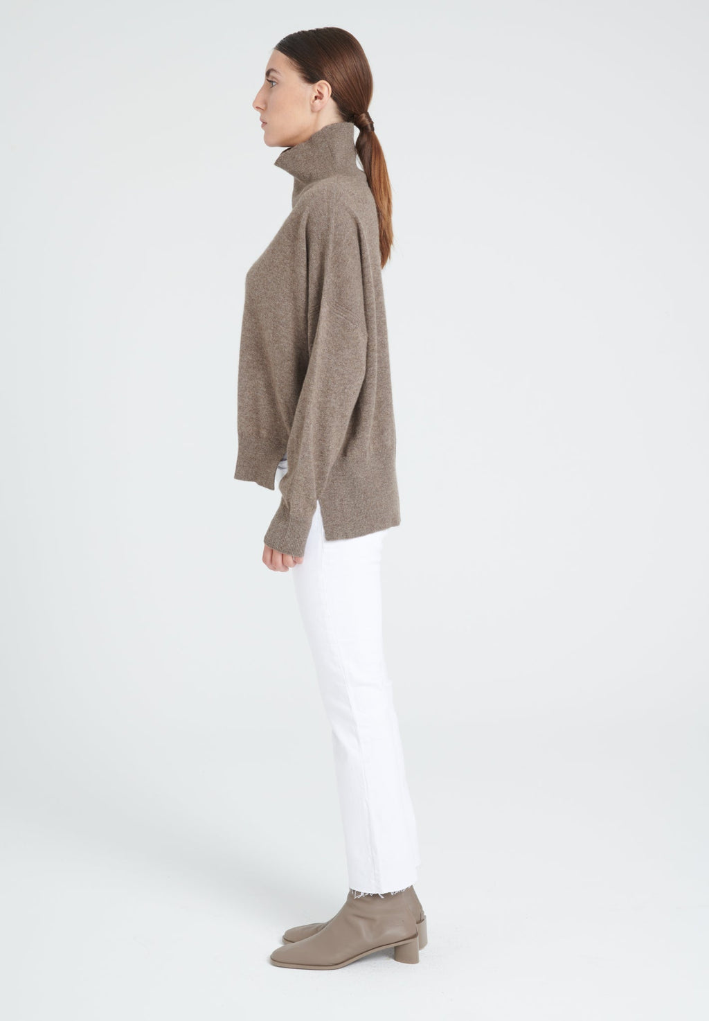 ZAYA 13 Oversized cashmere stand-up collar sweater in taupe