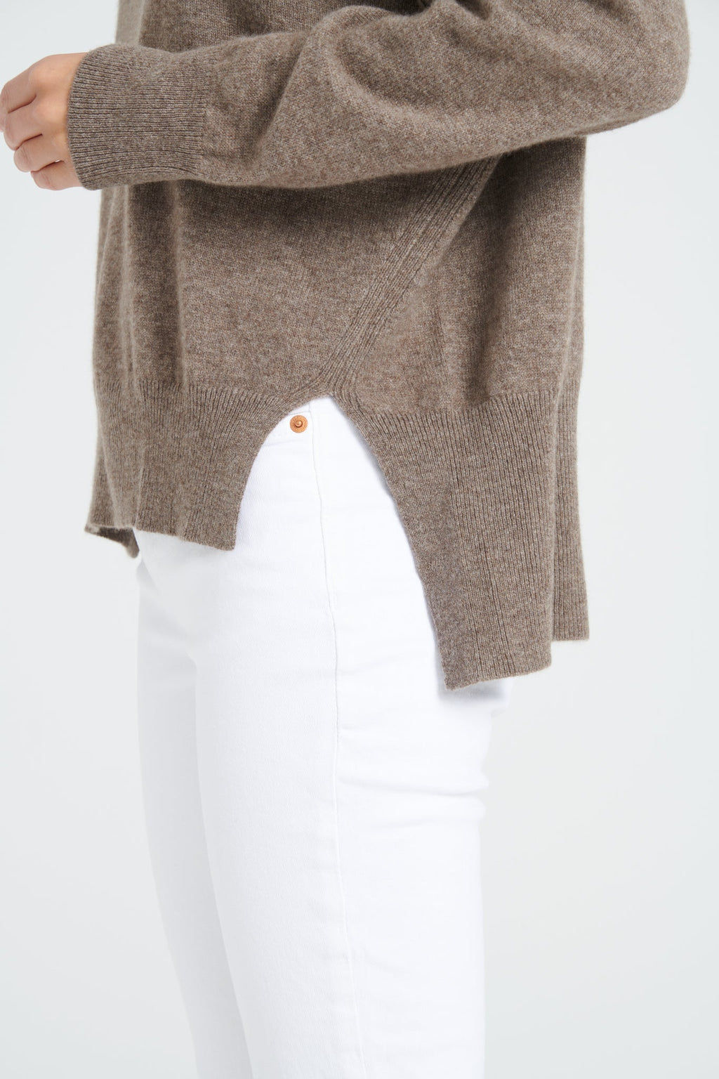 ZAYA 13 Oversized cashmere stand-up collar sweater in taupe