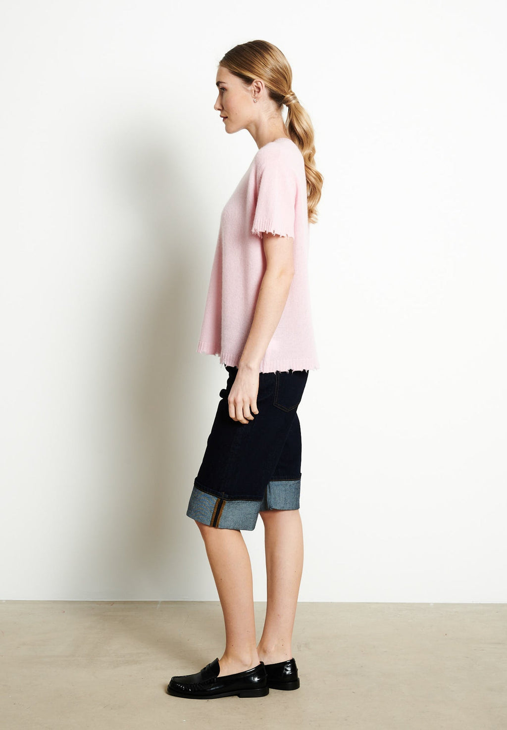 AVA 6 Short-sleeved cashmere scoop-neck T-shirt with chiselled baby pink trim