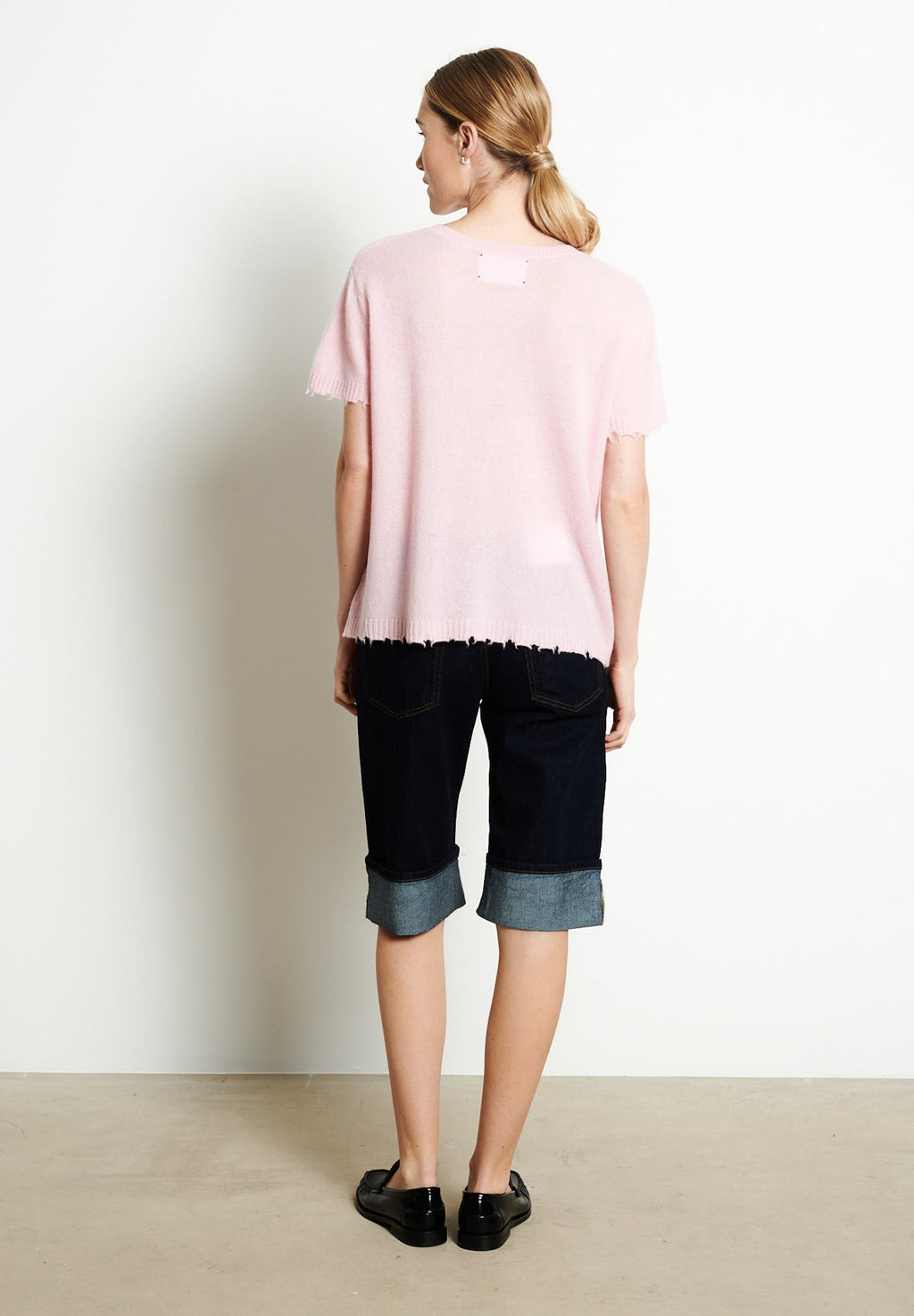 AVA 6 Short-sleeved cashmere scoop-neck T-shirt with chiselled baby pink trim