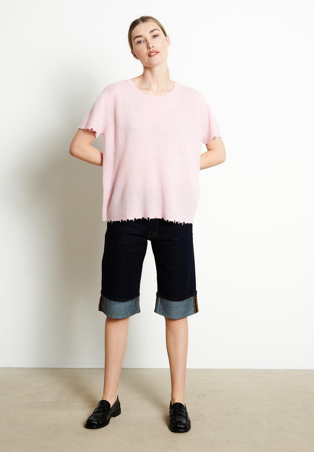 AVA 6 Short-sleeved cashmere scoop-neck T-shirt with chiselled baby pink trim