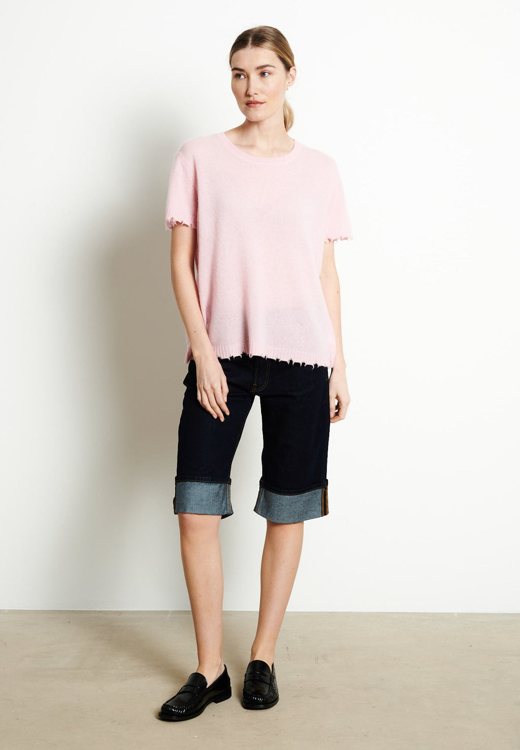 AVA 6 Short-sleeved cashmere scoop-neck T-shirt with chiselled baby pink trim