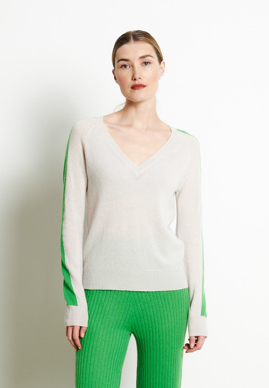 RIA 1 V-neck sweater with band on sleeves in grey/green cashmere