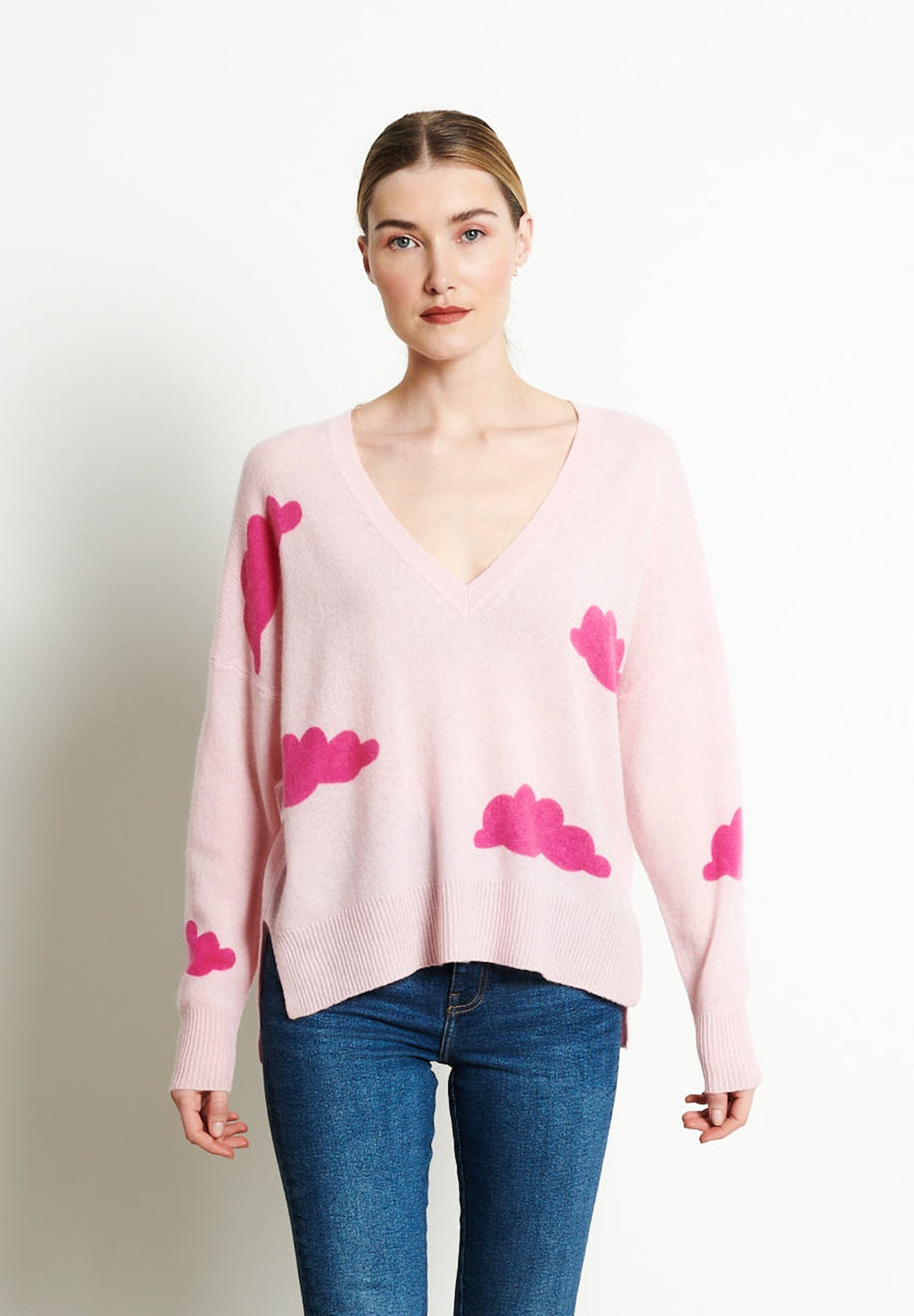 RIA 20 Oversized V-neck cashmere sweater with cloud print in baby pink /Indian pink