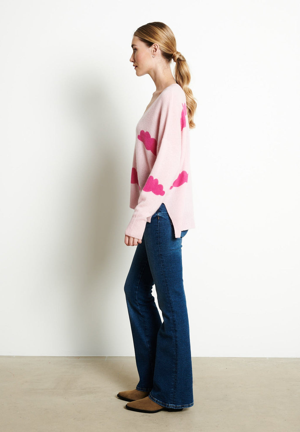 RIA 20 Oversized V-neck cashmere sweater with cloud print in baby pink /Indian pink