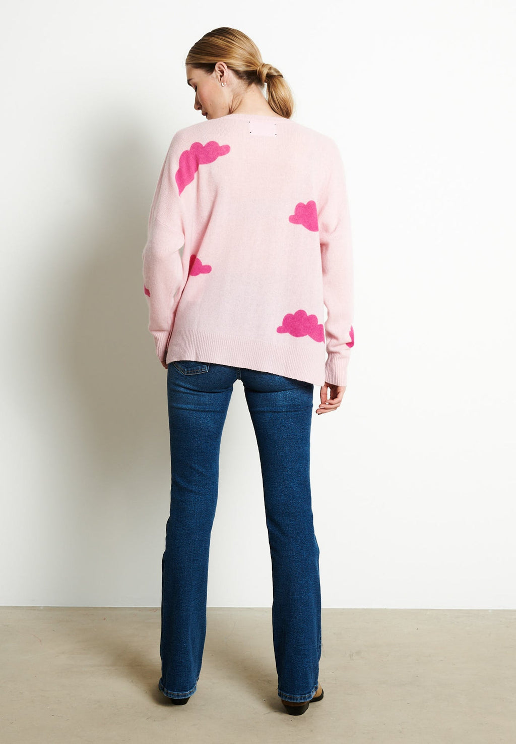 RIA 20 Oversized V-neck cashmere sweater with cloud print in baby pink /Indian pink