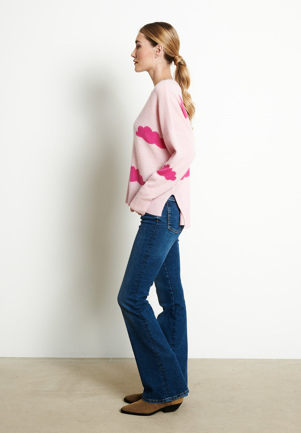 RIA 20 Oversized V-neck cashmere sweater with cloud print in baby pink /Indian pink