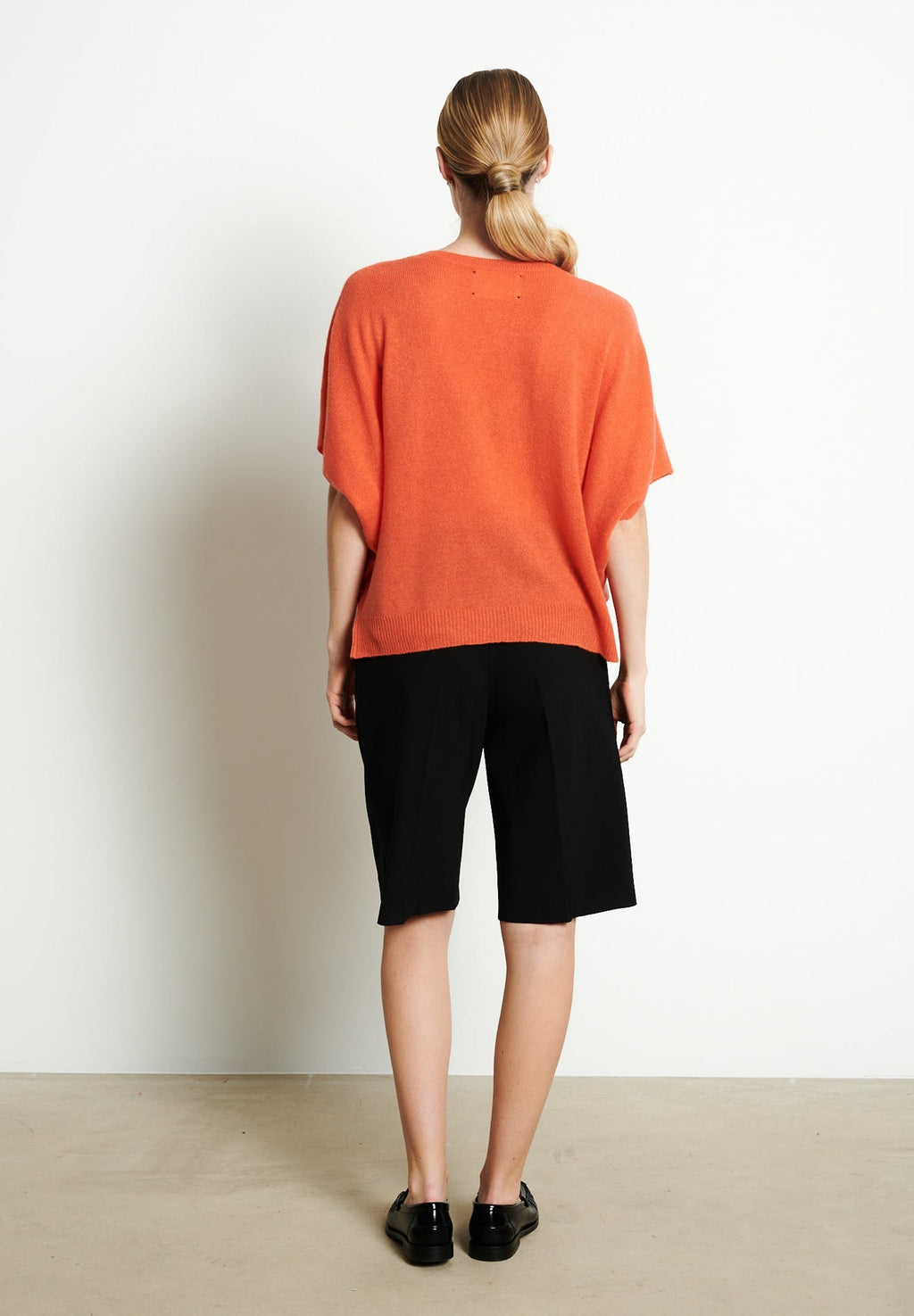 RIA 25 V-neck cashmere sweater with batwing sleeves in Tangerine