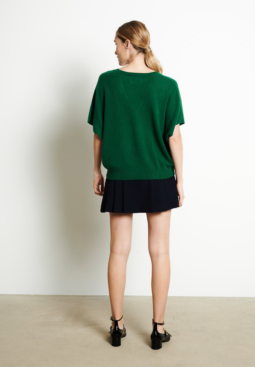 RIA 25 V-neck cashmere sweater with batwing sleeves in Emerald green