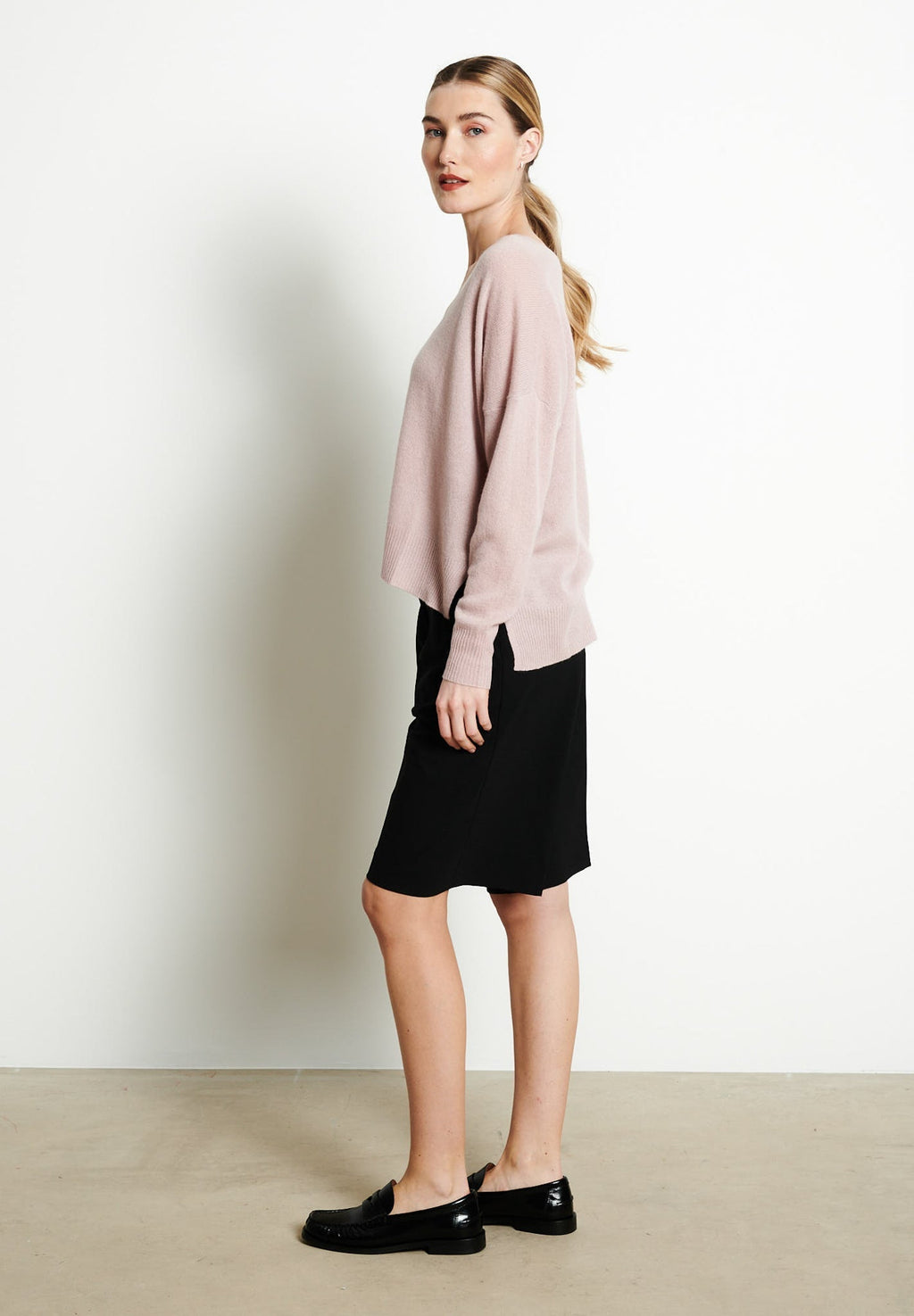 RIA 3 Oversized deep V-neck cashmere sweater in light pink