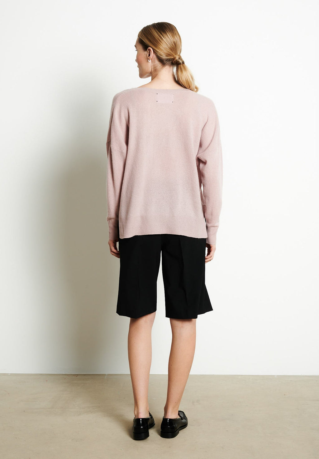 RIA 3 Oversized deep V-neck cashmere sweater in light pink