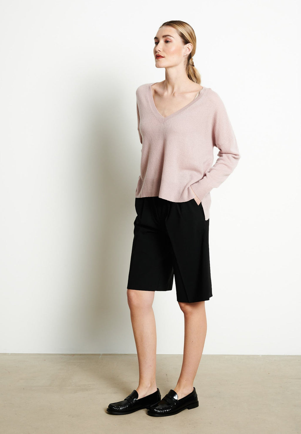 RIA 3 Oversized deep V-neck cashmere sweater in light pink