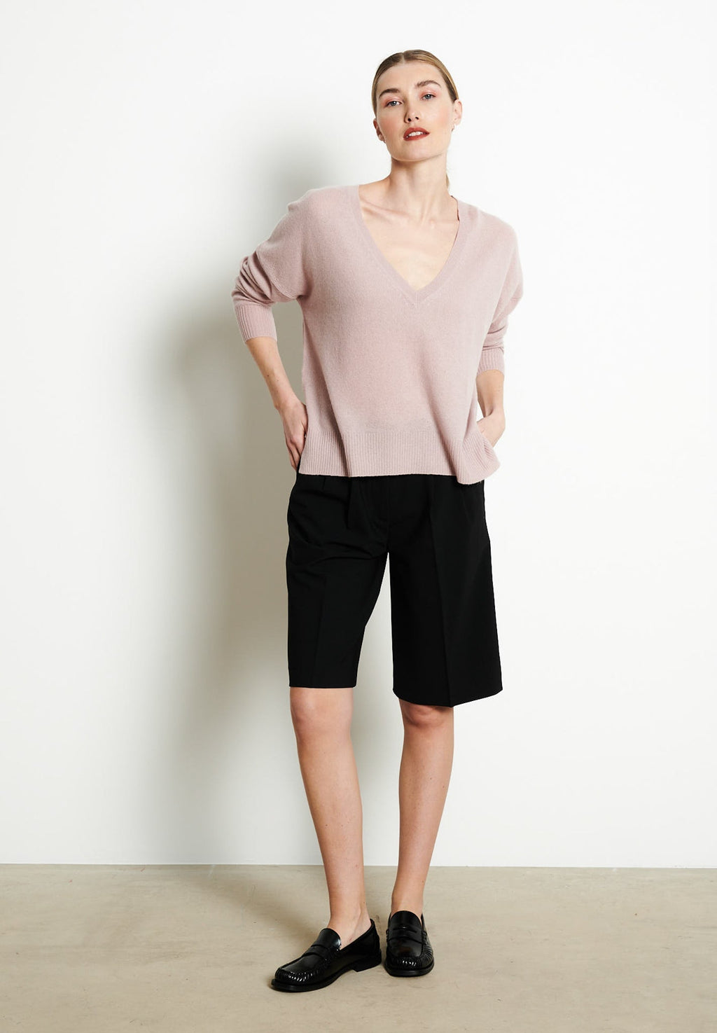 RIA 3 Oversized deep V-neck cashmere sweater in light pink