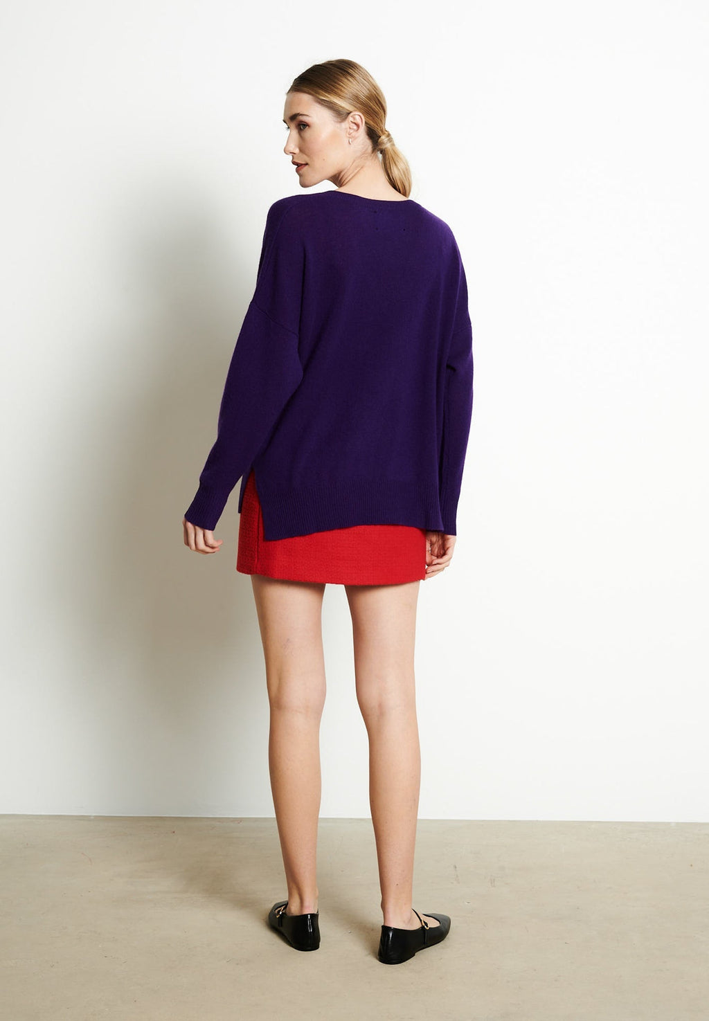 RIA 3 Oversized deep V-neck cashmere sweater in purple