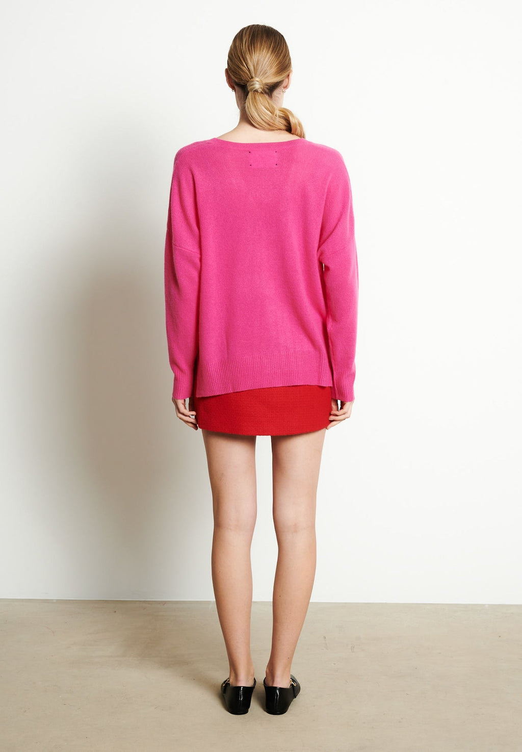 RIA 3 Oversized deep V-neck cashmere sweater in indian pink