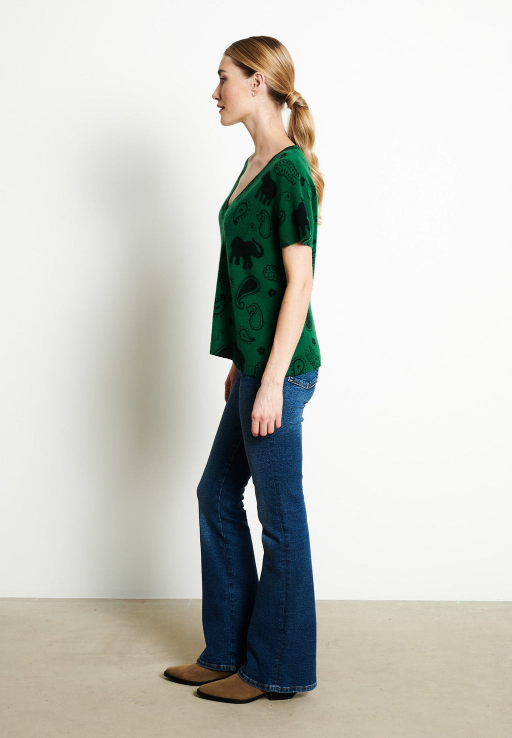 RIA 6 V-neck cashmere T-shirt with emerald green elephant print