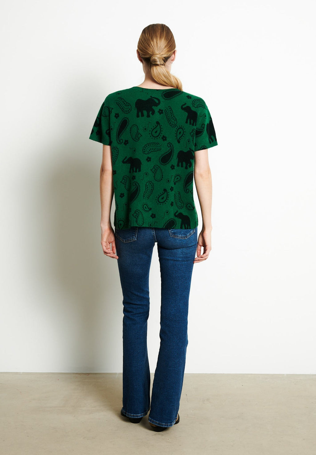 RIA 6 V-neck cashmere T-shirt with emerald green elephant print