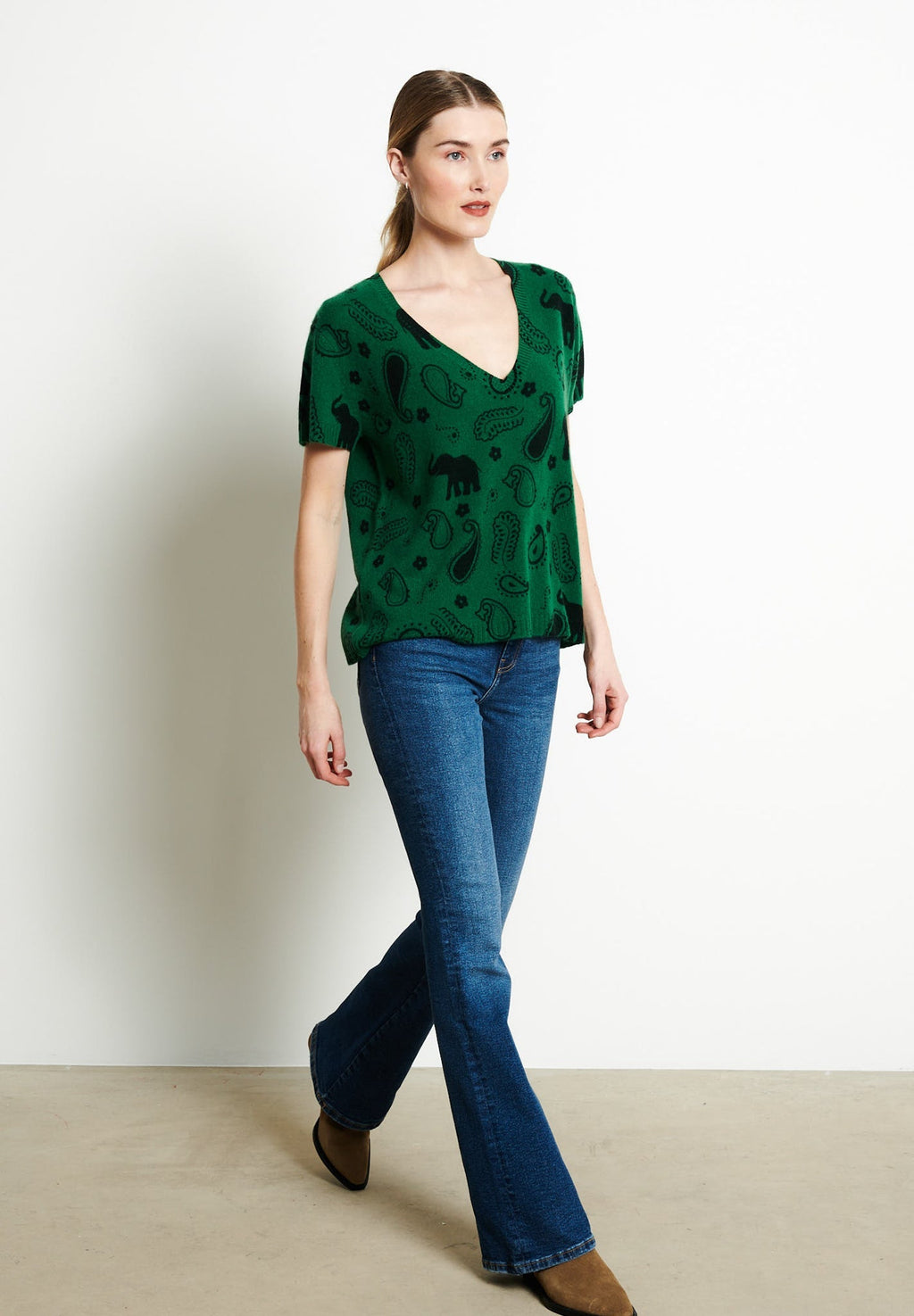 RIA 6 V-neck cashmere T-shirt with emerald green elephant print