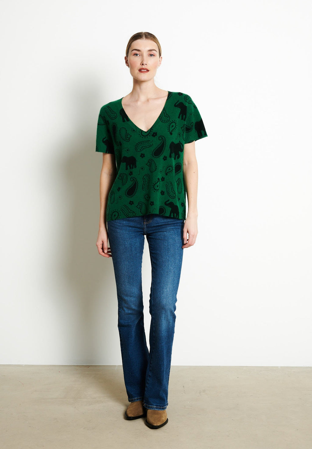 RIA 6 V-neck cashmere T-shirt with emerald green elephant print