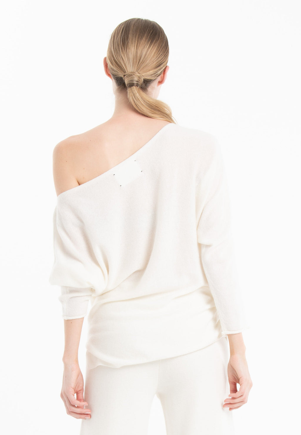 NAMI 24 Off-shoulder cashmere sweater in ecru white