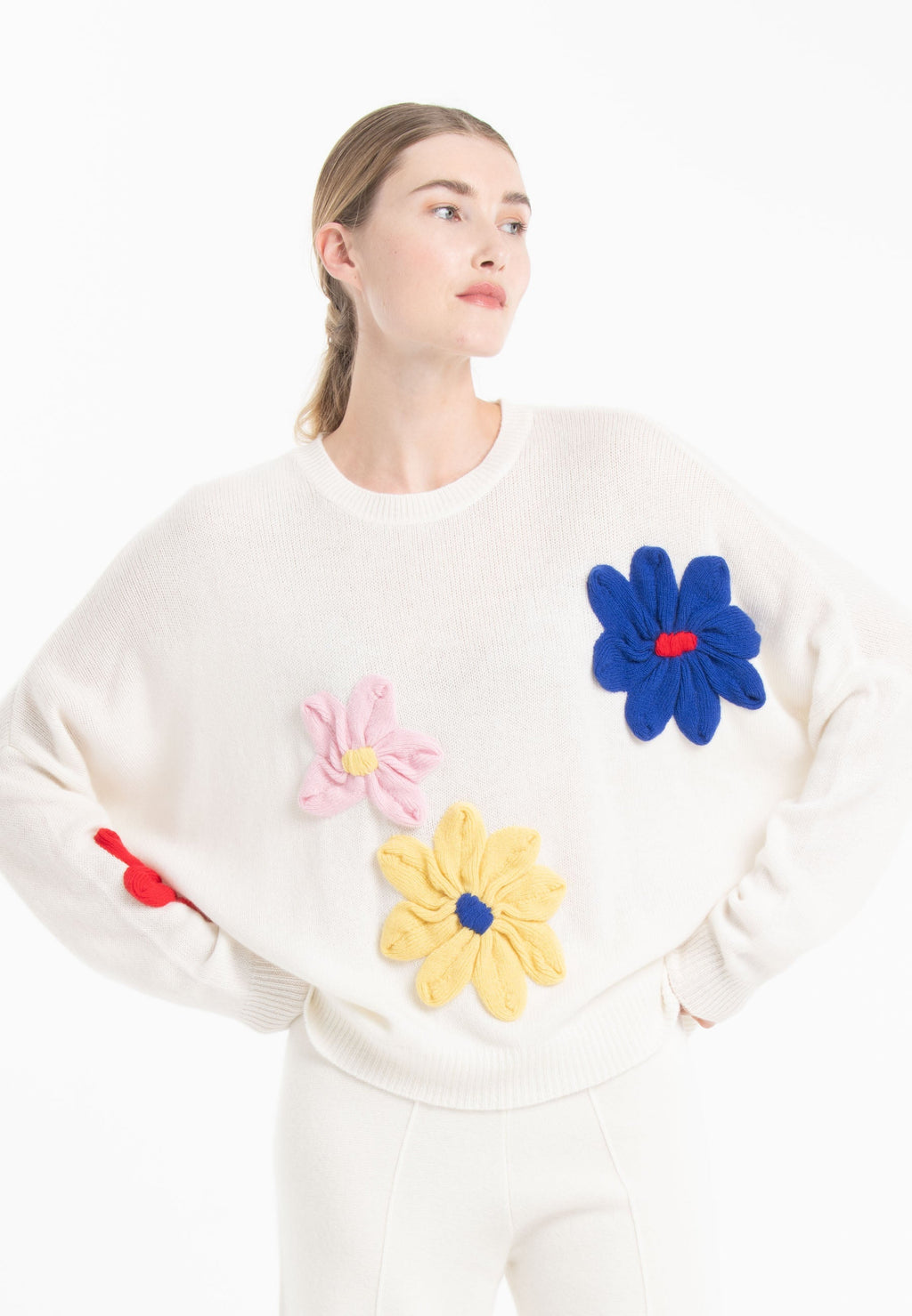 NAMI 27 Round-neck cashmere sweater with hand-embroidered multicolored flowers