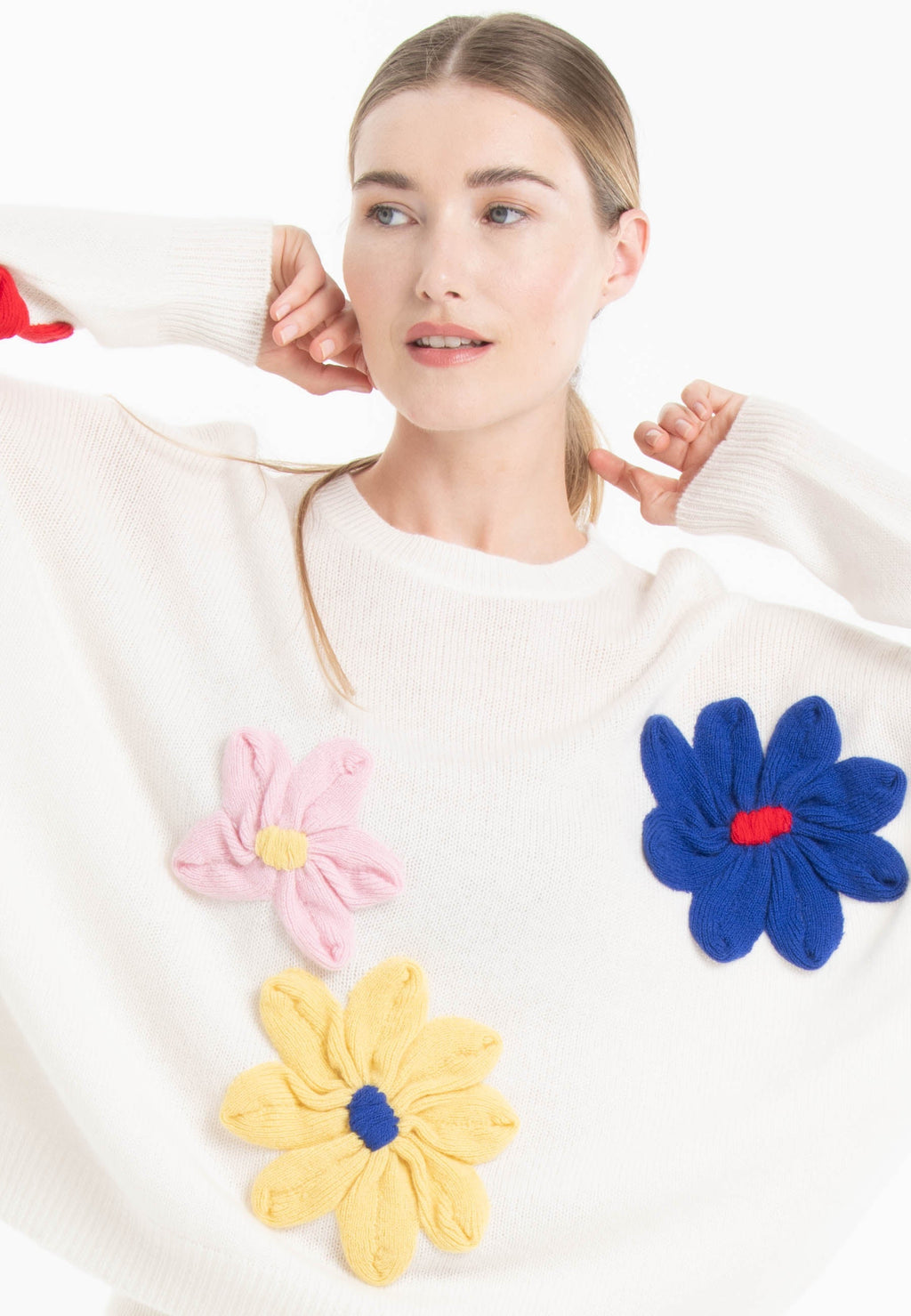 NAMI 27 Round-neck cashmere sweater with hand-embroidered multicolored flowers