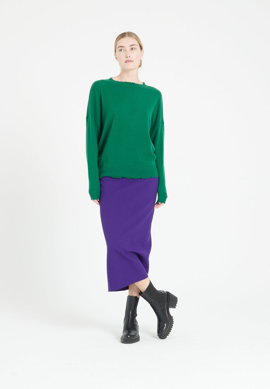 MIA 17 Round-neck cashmere sweater with emerald green chiselled trim