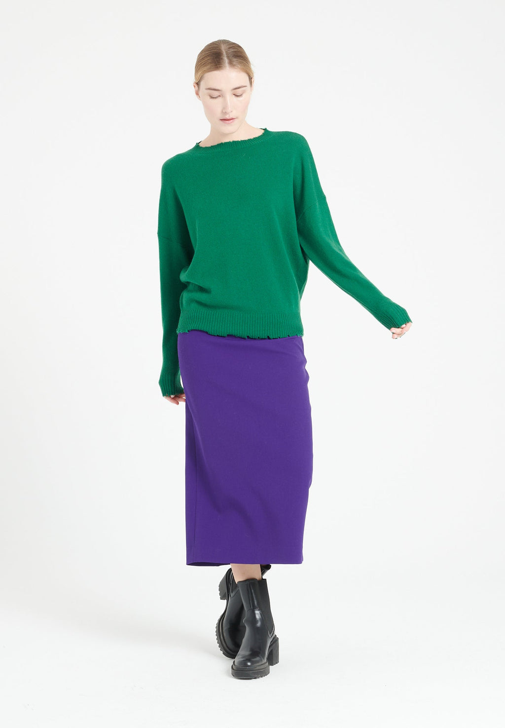 MIA 17 Round-neck cashmere sweater with emerald green chiselled trim