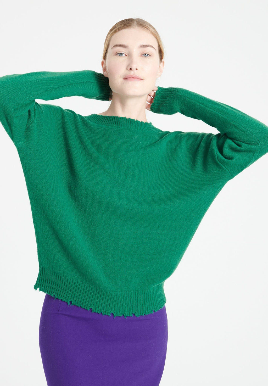 MIA 17 Round-neck cashmere sweater with emerald green chiselled trim