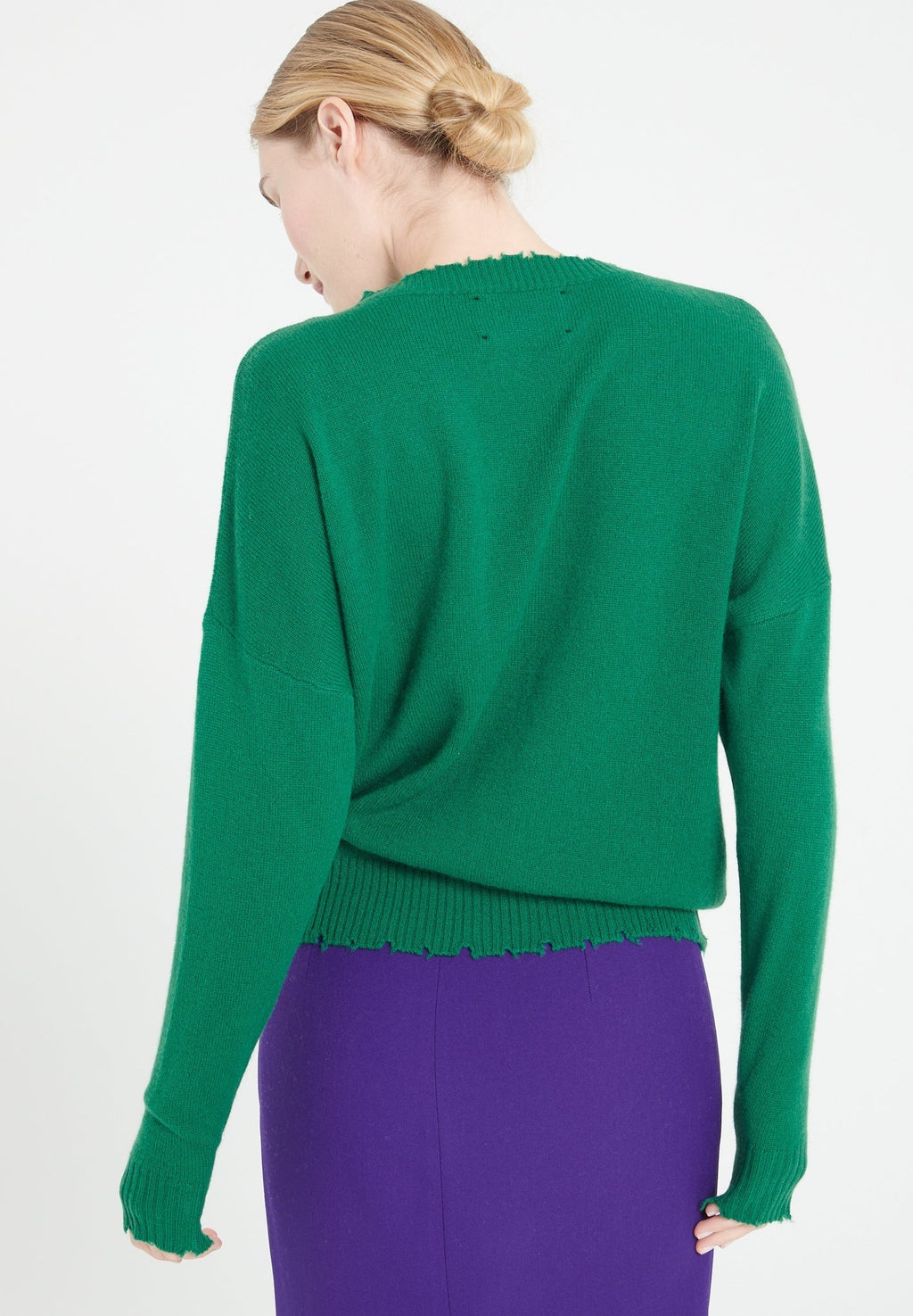 MIA 17 Round-neck cashmere sweater with emerald green chiselled trim