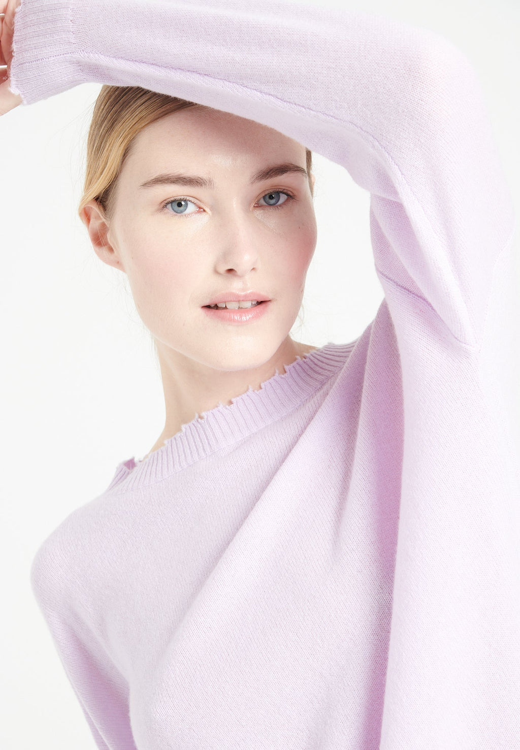 MIA 17 Round-neck cashmere sweater with chiselled lilac trim